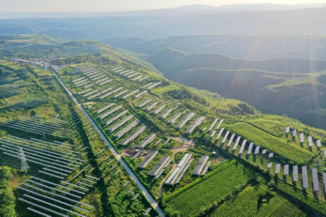 陕西铜川的光伏发电技术领跑基地，既满足了当地基本发电需求，又融合观光旅游、技术展示等于一体